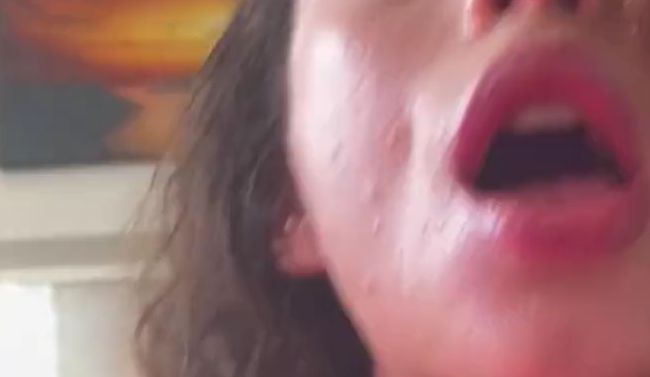 Download: AntonellaVega - STEHT DIR ÖL AUF?? SIEH, WIE ICH SEINEN HARTEN SCHWANZ MIT MEINEN TITTEN STREICHEL!