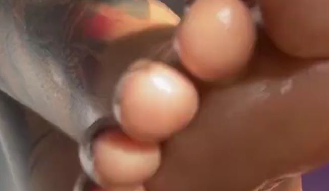 Download: AntonellaVega - Gefallen dir meine Füße? Schau dir meine glänzenden an