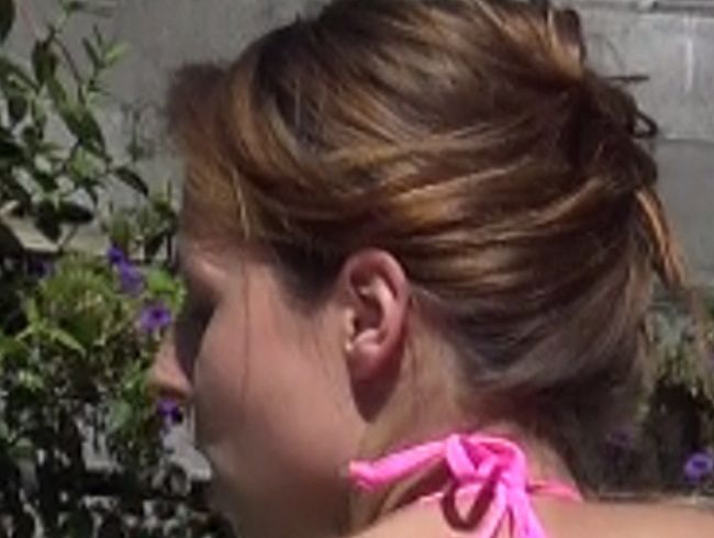 Download: Antonia-19 - leckere Arschfotze im kleinen pinken Bikini!