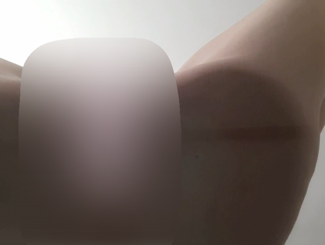 Download: Apinya - Lieg unter den Glastisch und schau mir beim Masturbieren zu :)