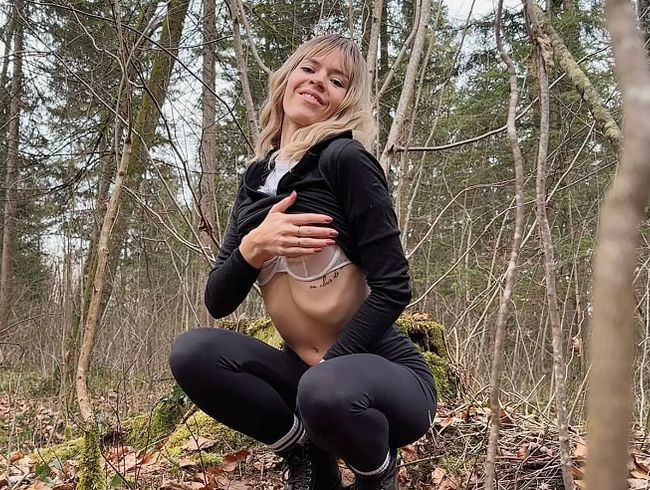 Download: Arabella-Spitz - Wurde ich gesehen!? MUTPROBE! Im Wald meine P*ssy präsentiert…