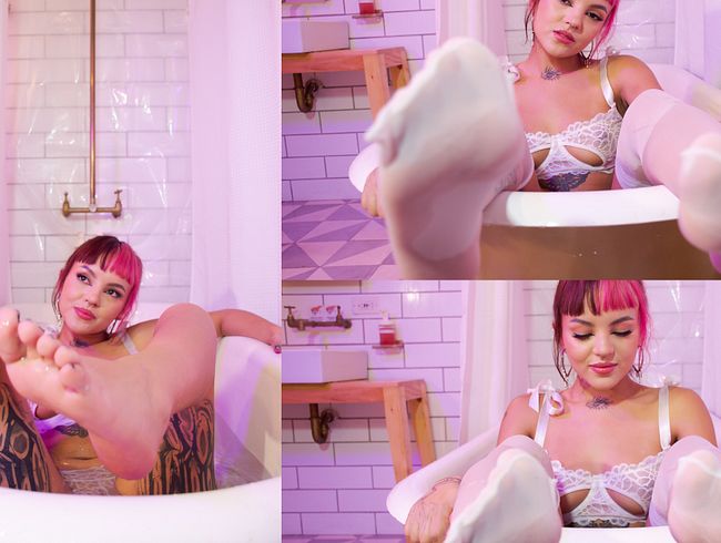 Download: ArianaRose - Bathing my feet and socks in the bathtub *wet foot fetish*