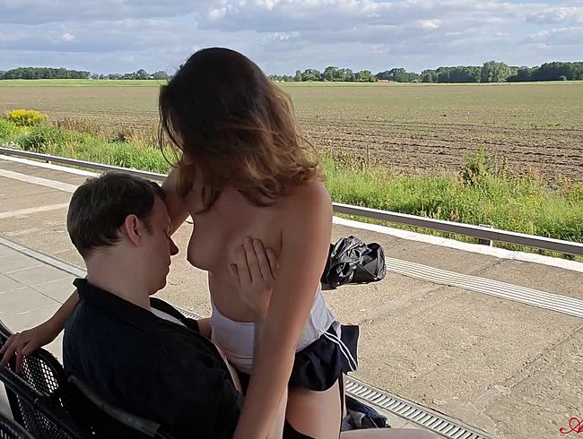 Download: ArielRossi - Ariel macht eine Bekanntschaft auf dem Bahnhof und lässt sich mitten auf dem Bahnhof ficken