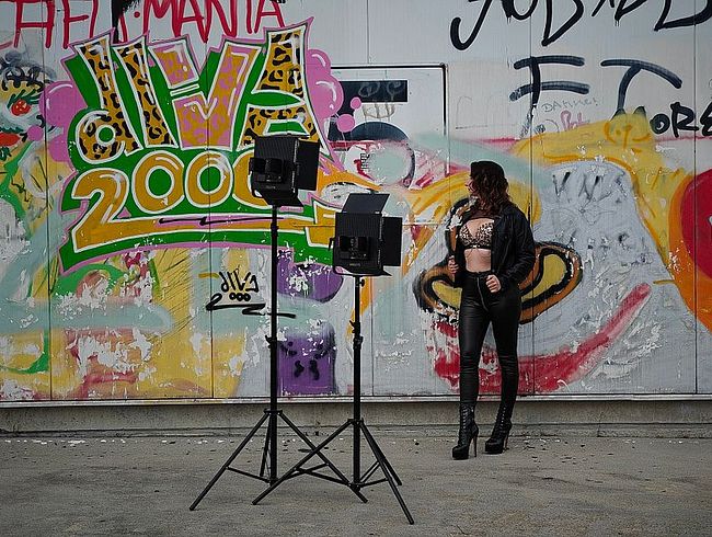 Download: ArielRossi - Ein Fotoshooting im Parkhaus endet im Überraschungsfick