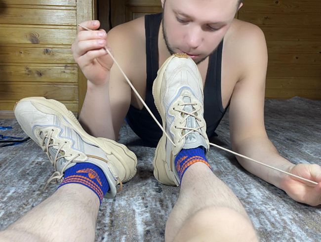 Download: Artem_Suchkov20 - Ein Mann streichelt die Beine eines süßen Twinks