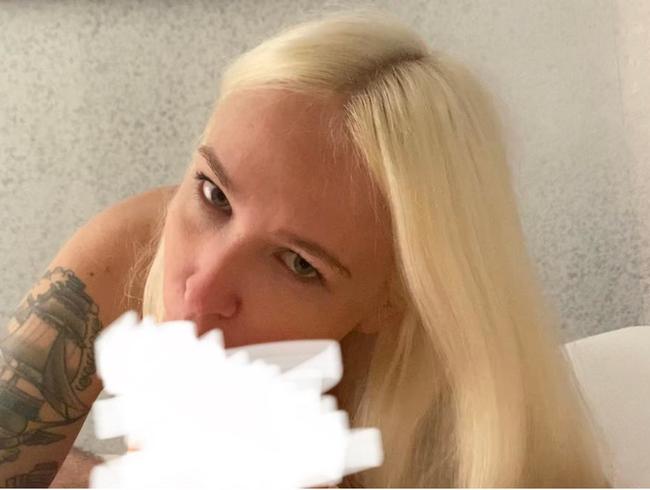 Download: Arteya - Schwanz eines Fremden saugen