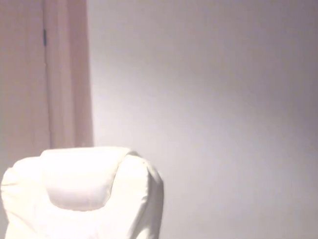 Download: Astoria2005 - Heiße Blondine in enger, lila Sportkleidung zieht ihren Anzug aus und masturbiert heftig ?