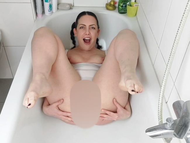 Download: Avi-Montana - BADEWANNEN PISS!!! SO SCHWIMME ICH IN MEINER EIGENEN PISSE