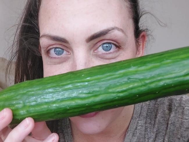 Download: Avi-Montana - BIOGEMÜSE BESORGT ES MIR!!! Wenn der Kassierer gewusst hätte was ich mit der Gurke vorhabe :D