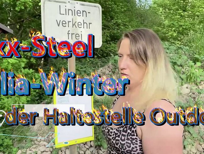 Download: Axx-Steel - Outdoor in der Haltestelle mit Julia-Winter