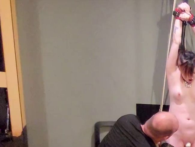 Download: BDSM-Team - Ich habe die Dark Nutz an einem vaginalen Haken an der Decke befestigt und Sie Bespielt