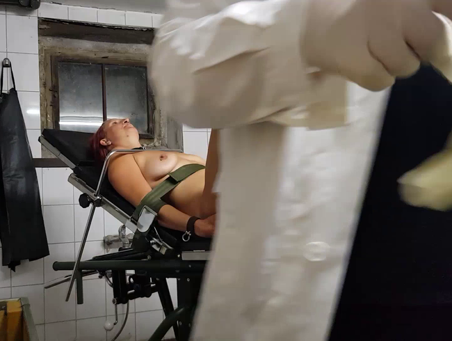 Download: BDSM-Team - Luci ist gut auf dem Stuhl Fixiert und wird Ordentlich gefistet und gedehnt mit 2 Händen