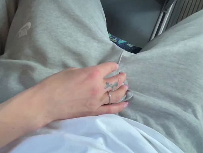 Download: BellaDiamondx - Schneller geiler Handjob im Bus auf dem Weg zum Hotel