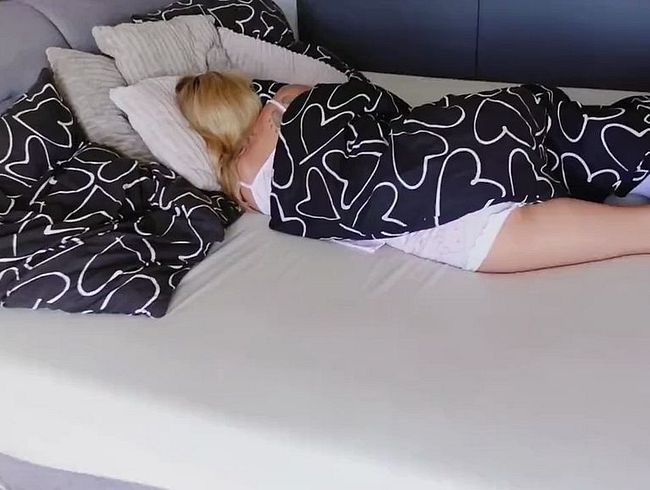 Download: BellaDiamondx - Ich wollte nicht aufstehen, also musste ich wach gefickt werden