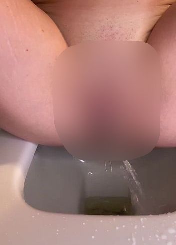 Download: BellaDiamondx - Ich konnte es nicht mehr halten und hab auf die Klobrille gepinkelt