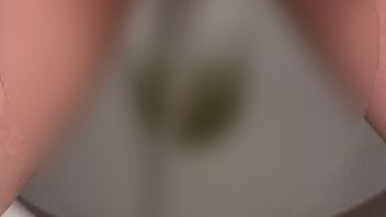 Download: BellaDiamondx - Schau dir meinen geilen harten Pissstrahl an. Willst du ihn auf dir?