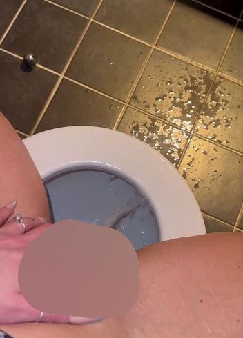 Download: BellaDiamondx - Ich konnte meinen Strahl wieder nicht kontrollieren, hab alles auf der Klobrille&den Boden verteilt