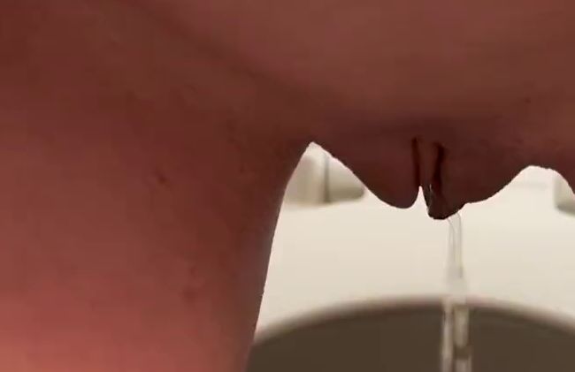 Download: BellaDiamondx - Ich pinkel im stehen auf einer Flugzeugtoilette und wische mich ab