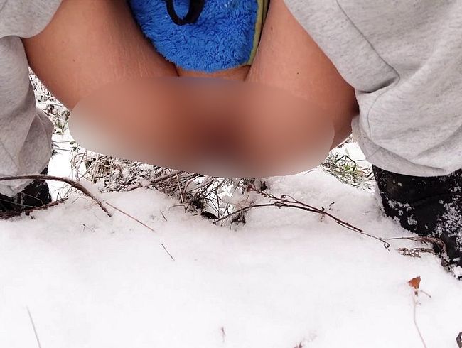 Download: BellaDiamondx - Es hat so schön bei mir geschneit.. da hab ich gleich mal in den Schnee gepinkelt