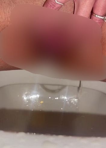 Download: BellaDiamondx - Sein Sperma will nicht aus meiner Pussy. Also pisse ich und wische mich ab - Sperma im Klopapier