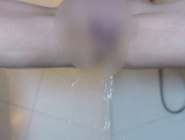 Download: BellaDiamondx - Knie nieder und lass mich auf dich pissen