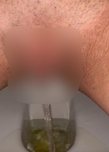 Download: BellaDiamondx - Ein ganz einfaches normales pissen ohne spreizen