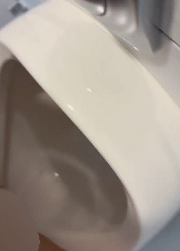 Download: BellaDiamondx - Ich pisse auf einem Pissoir ohne die Türe abzuschließen