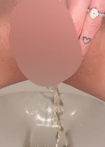 Download: BellaDiamondx - Richtig geile Pissaufnahme mit gespreizter Pussy