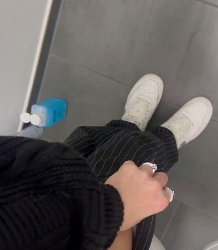 Download: BellaDiamondx - Pissen im stehen auf der Arbeit mit nicht abgeschlossener Tür