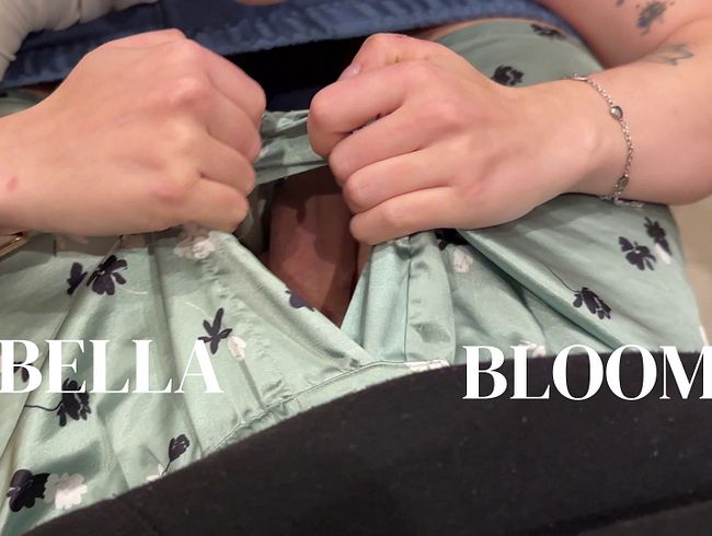 Download: Bella_Bloom - Schneller Blowjob während die Eltern im Keller sind *sabber*
