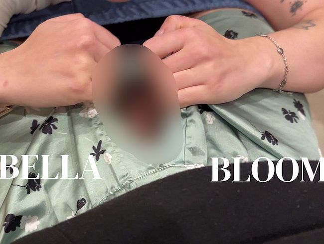 Download: Bella_Bloom - Schneller Blowjob in der Küche, die Eltern sind im Keller :p