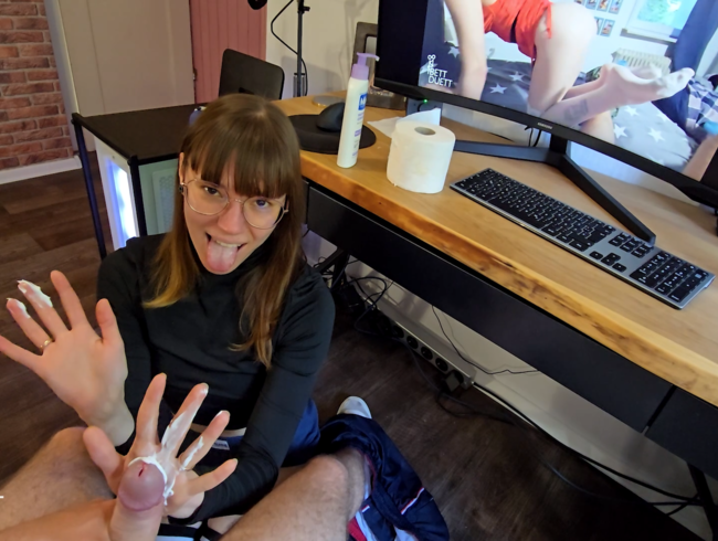 Download: BettDuett - Freundin bietet Handjob zum Porno !!