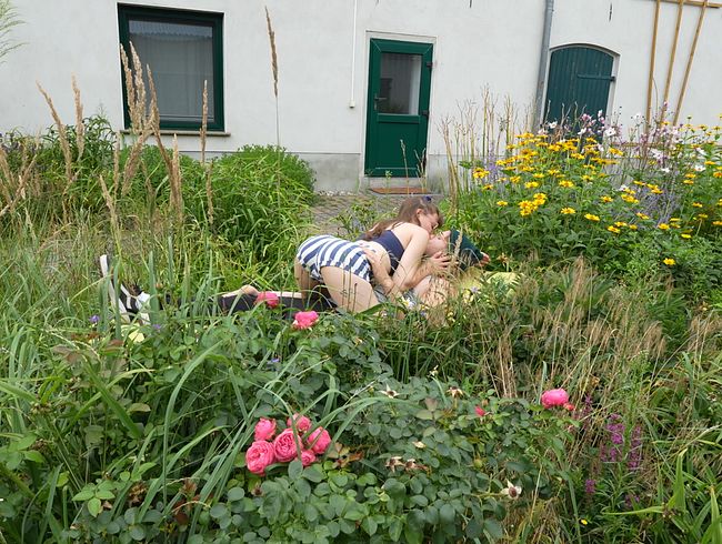 Download: BettDuett - SOMMER THROWBACK - Ein Bett im Blumenbeet !!