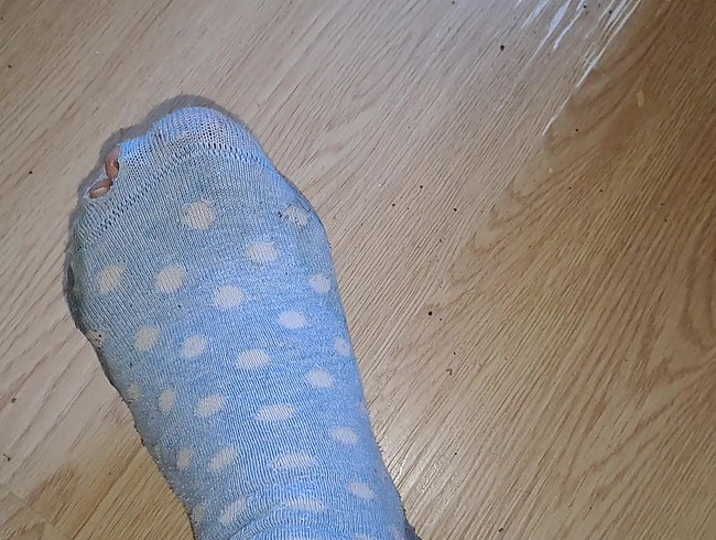 Download: Blasflittchen - Nasse kaputte Schlampen- Söckchen an den Füßen