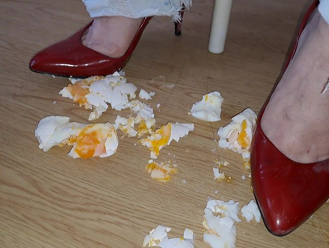 Download: Blasflittchen - crushing your Eggs - POV dominant