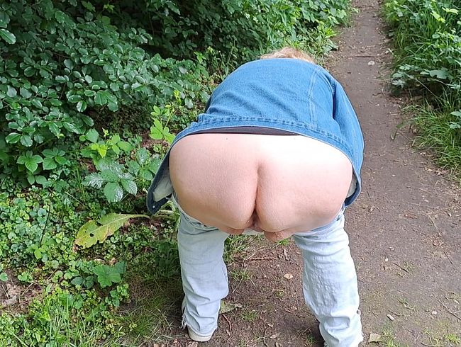 Download: Blasflittchen - Pinkeln am Waldweg