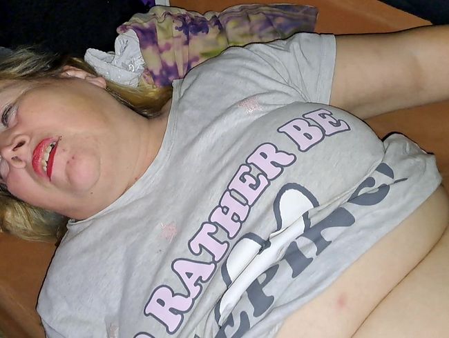 Download: Blasflittchen - Auslauf Fotze - extrem nass beim Dildofick