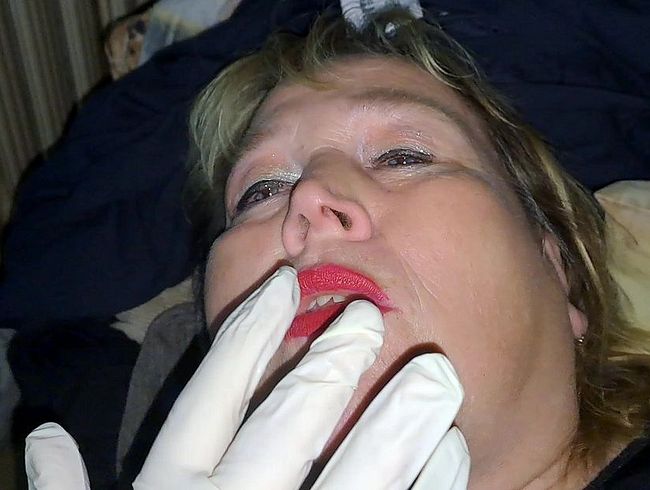 Download: Blasflittchen - Masturbation mit Latex- Handschuh