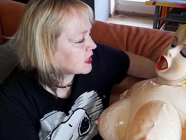 Download: Blasflittchen - Vollgespermte Gummipuppe säubern