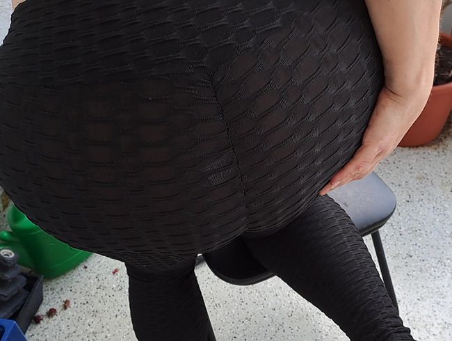 Download: Blasflittchen - Mein geiler Leggingsarsch - auf dem Balkon