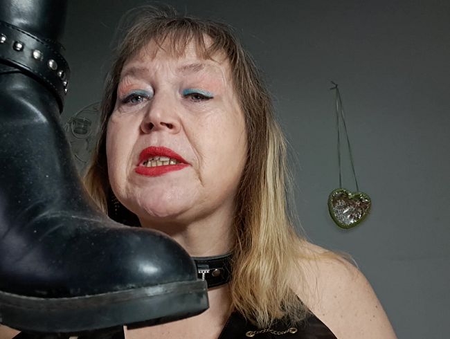 Download: Blasflittchen - Deine Domina gibt dir einen wichsbefehl