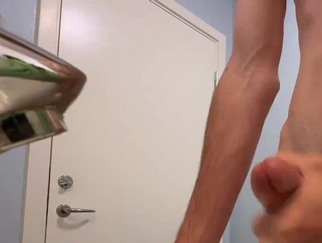 Download: Blondboy1998 - Geiler Twink wichst ins Waschbecken –POV Cumshot