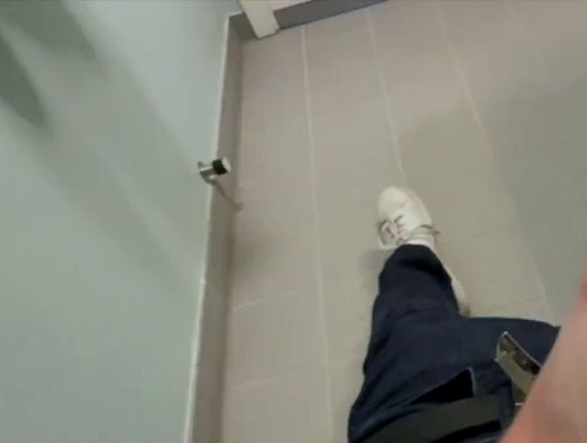 Download: Blondboy1998 - Öffentliche Toilette – geiler Wichs & Cumshot ??