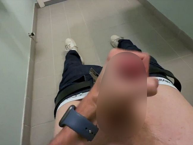 Download: Blondboy1998 - Öffentliche Toilette – geiler Wichs & Cumshot ??