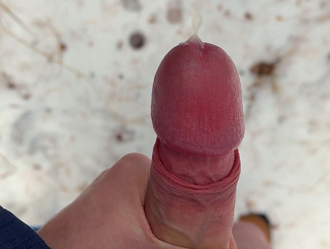 Download: Blondboy1998 - Handy POV - Twink wixt seinen Schwanz im Wald - im Winter