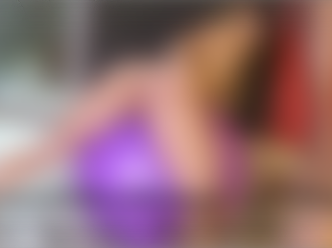 Download: Blondienchen - Gymnastikschlampe mit Pisse und Sperma abgefuehlt