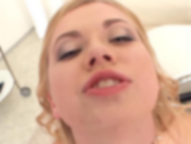 Download: Blondienchen - Mein enges geiles Arschloch muss von diesen Schwänze  geweitet werden!