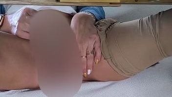 Download: BloomingSoles - Solo Unterm Tisch mit Nylons