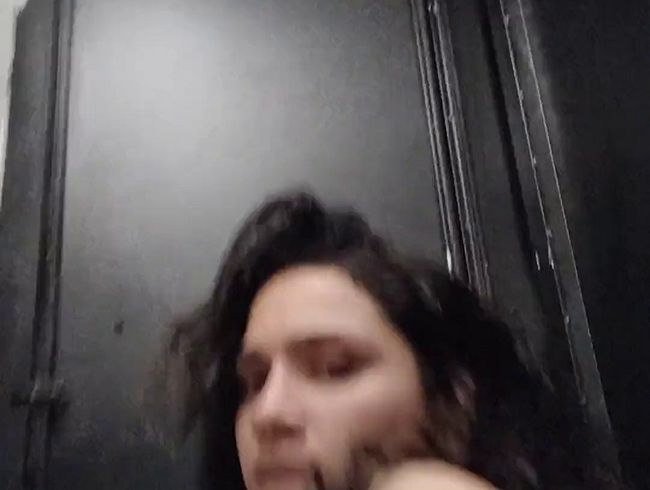 Download: Bluish_Blue - Ich tanze sexy im Badezimmer des Clubs