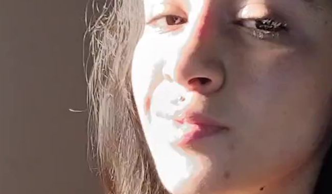 Download: Bluish_Blue - Nacktes mädchen kämmt ihr haar !!!..................